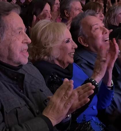 Cuando el reloj marcó las 20 y ataviada con un un tailleur azul bordado con piedras azabache de Claudio Cósano y una estola de visón negro, Mirtha Legrand hizo su estelar aparición en el teatro El Nacional