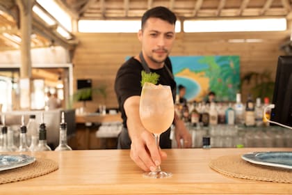 Cuando el sol cae, la barra cobra protagonismo con su selección de tragos de autor.