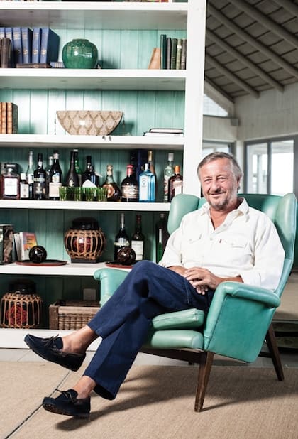 Cuando el viento sopla fuerte, Cristiano y Gabriela se instalan en el living, donde suelen leer y compartir largas charlas con amigos y con los hijos de Cristiano y sus nietos