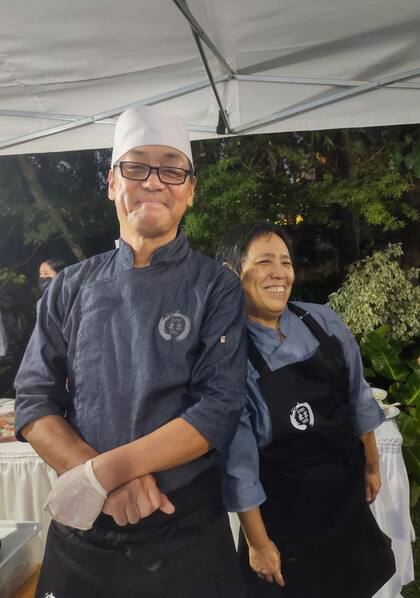 "Cuando empecé a hacer mis viandas conocí a mi mujer, Mariko, una nikkei argentina. Ella entendía japonés y yo ya hablaba bien castellano y todos nuestros amigos nos hinchában para qué saliéramos, teníamos la misma edad y estábamos solteros. Juntos abrimos Bistro Tokyo", recuerda Shimada, quien además es uno de los elegidos para preparar banquetes en la Residencia del embajador del Japón
