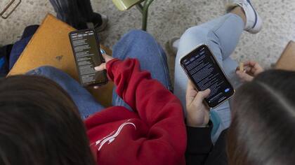 “Cuando empiece primer año le damos un móvil porque todos tienen”, dijo un padre. Garcia Permanyer no iba a dejarlo pasar: “¿Cómo que todo el mundo tiene?”, respondió