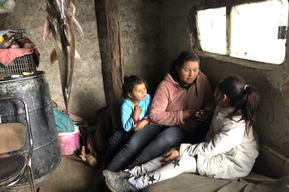 Cuando empieza a llover, las tres hermanas se resguardan dentro de la casa y se ponen a jugar con el único celular de la familia