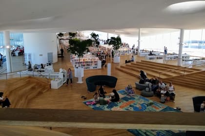 Luego de la independencia (1917), arquitectos y diseñadores formaron parte importante de la construcción de identidad nacional. La Biblioteca Oodi de Helsinki es un símbolo de orgullo. Los 5.5 millones de habitantes finlandeses leen a un ritmo de 68 millones de libros al año.