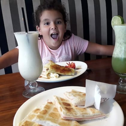 Cuando era chica, el "planazo" para Ema era ir a merendar a una confitería de Adrogué. En la adolescencia, lo cambió por salidas con amigos al shooping o el cine.