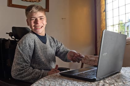 Cuando era chico, Nicolás Tymostchuk lloraba porque no lo recibían en los colegios. Hoy les enseña química a sus compañeros