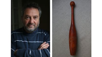 "Cuando era chico, un médico dictaminó que tenía pecho de paloma. Para ampliarlo, me mandó a ejercitarme con clavas, esos instrumentos de gimnasia para hacer extensiones y giros con los brazos. Eran dos. Misteriosamente me queda una." Fotos: Daniel Jayo