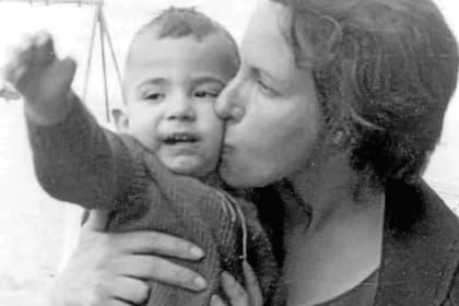 Cuando era chiquito, con su mamá, Angélica Álvarez. “Soy lo que soy por lo que me pasó con mi mamá”, dijo él hace unos años, en relación a la enfermedad que afectó la capacidad de habla de ella. A los 56, Lanata se enteró de que había sido adoptado.