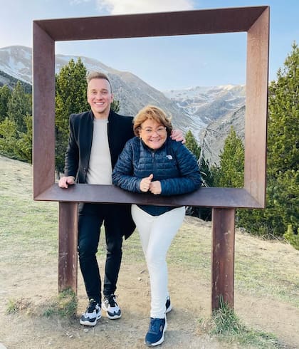 Cuando era niño, Óscar le insistía a su madre para que lo ayudara a llegar a la televisión, uno de sus más grandes sueños