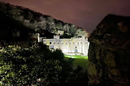 “Cuando era niño salía de clases todos los días para pasar horas explorando el castillo”, expresó Baker en 2018, que durante su adolescencia escribió un libro sobre su amado castillo
