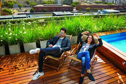 Cuando eran chicos, Juana y Nacho jugaban a tener su canal de televisión, donde ella era conductora de noticiero y él hacía de camarógrafo. Muchos años después, en Estocolmo –la serie producida por Nacho y Diego Palacio–, Juana se pone en la piel de Rosario Santa Cruz, la presentadora del noticiero