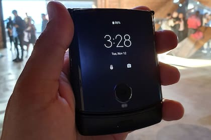Cuando está cerrado,el Motorola Razr permite usar una pantalla externa para responder mensajes sin abrir el teléfono