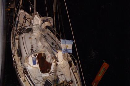 Cuando estaba a la deriva se dio cuenta de que su vida valía 300 dólares porque, para ahorrar costos, compró las bengalas más baratas y ninguna funcionó