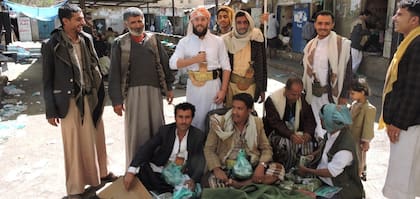 Cuando estaba en la calle, intentaba pasar desapercibo, regalaba alguna que otra sonrisa, mostraba el pasaporte cuando se lo exigían y hablaba lo menos posible.