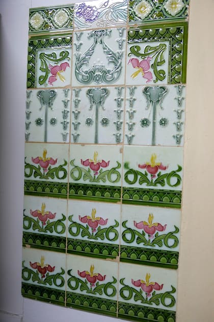 Cuando estábamos en obra encontramos en las paredes una verdadera reliquia: mayólicas españolas originales verdes y rosas de principios del siglo XIX. Las rescatamos y las pusimos a la vista”