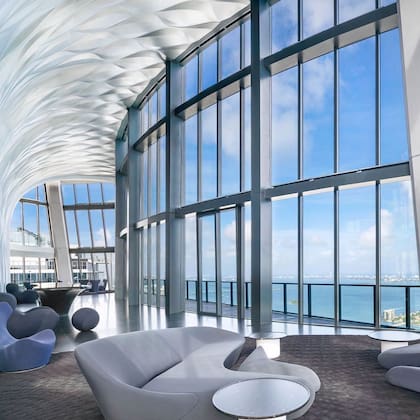 Cuando están en Miami, los Beckham habitan un penthouse en un lujoso edificio que está entre los residenciales más altos del mundo