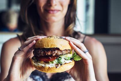 Cuando están llenas de toppings, a veces lo mejor es comerla del lado que más resiste el peso