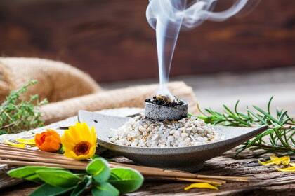 Cuando existe una pesadez en el ambiente, a veces se necesita algo más que una limpieza convencional