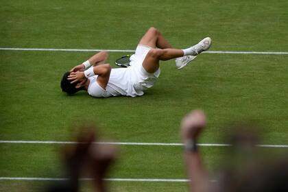 Cuando ganó el último punto en la final y obtuvo el título de Wimbledon 2023, Carlos Alcaraz se derrumbó en el piso