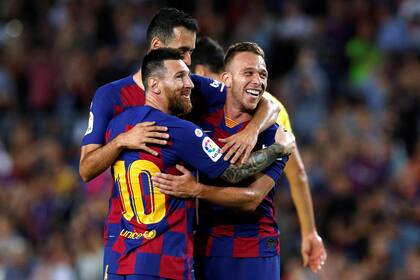 Cuando había sonrisas: Messi abraza a Arthur, autor de un golazo para Barcelona. Después, el 10 saldría lesionado.