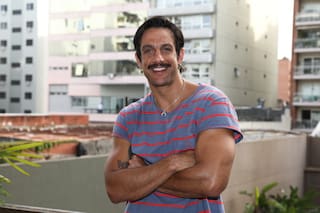 Es artista plástico, vivió en México, volvió para actuar en su país y hoy es el nuevo galán de la China Suárez