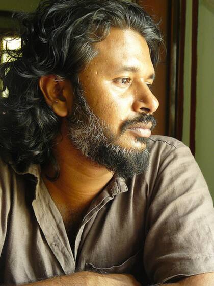 "Cuando has soportado generaciones de incompetencia y absurdo, hacer chistes es mejor que romper cráneos. Cuando no puedes cambiar tu situación, reír es una opción válida", dice Karunatilaka