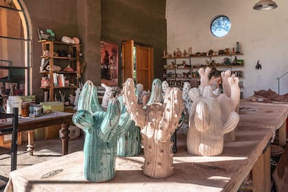 Cuando hay visitantes, el mismo taller donde se dan clases y se producen las tinajas y esculturas se transforma en comedor o en sala de amasado.