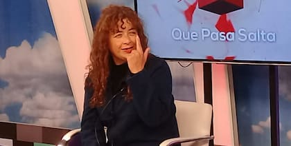 “Cuando iba al colegio debía sentarme adelante porque me costaba leer la pizarra por lo que se me dificultó terminar mis estudios. Siendo adulta, trabajé como azafata en una empresa de micros de larga distancia en Salta y noté que cuando era de noche, me costaba ver si algún pasajero estaba despierto para ofrecerle algo".