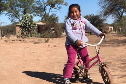 Cuando Ivette está arriba de su bici rosa se siente superpoderosa.