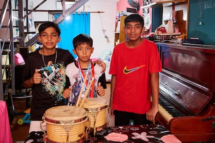 Cuando Josías, Natanael y Miqueas hablan de qué harán cuando cumplan con sus sueños, los tres coinciden en que ayudarán a su familia y comprarán una casa