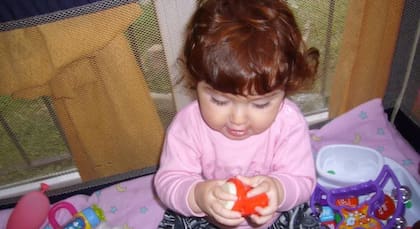 Cuando Juana tenía cerca de un año, Valeria notó que su sueño era diferente: no se despertaba por dolor, simplemente no tenía sueño y quería jugar en plena madrugada.