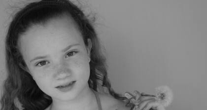 Cuando Juana tenía siente años, una mañana amaneció con una inflamación en su tobillo. Sus padres la llevaron a una guardia pensando que se había golpeado en el colegio. El médico que la atendió les dijo que tenía un esguince y la inmovilizaron.