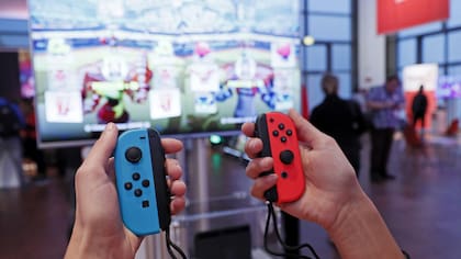 Los mandos de la Switch se enganchan al equipo y también pueden funcionar en forma independiente