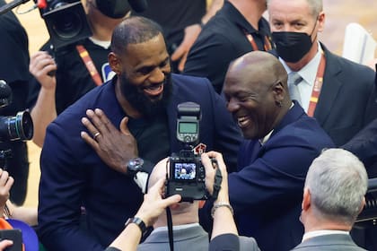 Cuando la National Basketball Associacion cumplió 75 años y distinguió a los 75 mejores protagonistas de su historia, LeBron James y Michael Jordan se saludaron; para un 25% de los jugadores de hoy, son los mejores de todos los tiempos.