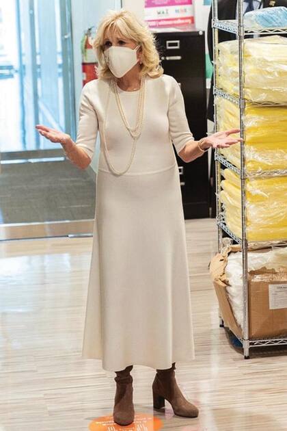 Cuando la ocasión lo permite, prefiere ser más informal. En enero, llevó un vestido tejido de Gabriela Hearst con un sautoir de perlas y botas de taco bajo de Stuart Weitzman para visitar un centro de salud especializado en cáncer.