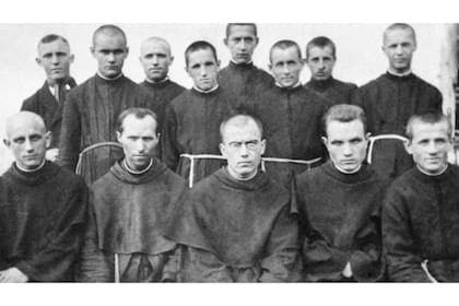 Cuando la ocupación nazi llegó a Polonia en 1939, Kolbe (en el centro de la foto) era un influyente formador de opinión