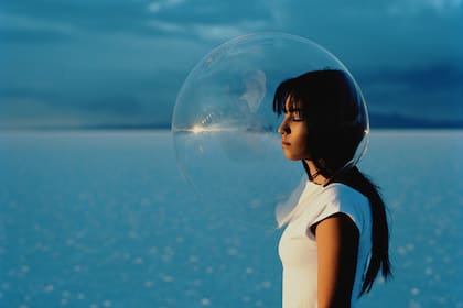 Cuando la persona es adulta empieza a desarrollar esas máscaras para convertirse en un personaje fuerte, se traiciona a sí misma para ser aceptada y esto la debilita