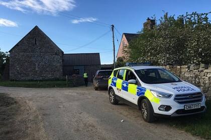 Cuando la policía llegó a la granja, ubicada en el sur de Gales, el empresario ya estaba muerto y su hijo Peter estaba gravemente herido