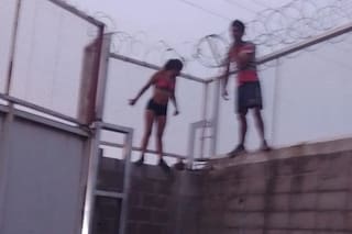 Quiso robar un mayorista, quedó atrapado en el alambre de púa y amenazó con suicidarse cuando la policía lo rescató