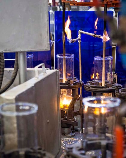 Cuando las ampollas exteriores se enfrían, se les coloca un capilar de vidrio que se funde sobre su parte inferior