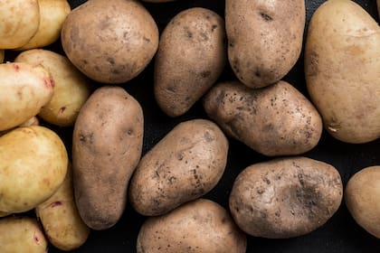 Cuando las hojas comienzan a marchitarse es el momento de cosechar las papas