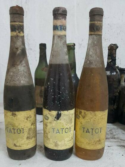 Cuando las llamas rodearon Tatoi, el gobierno griego ordenó poner a resguardo sus riquezas. En la bodega del edificio los rescatistas encontraron una colección de cuatro mil botellas de bebidas alcohólicas.