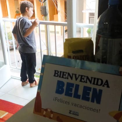 Cuando llegan al departamento, los empleados se encuentran con un mensaje de bienvenida y artículos de primera necesidad