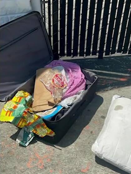 Cuándo llegó al lugar encontró su valija abierta en un campamento para personas sin hogar en California