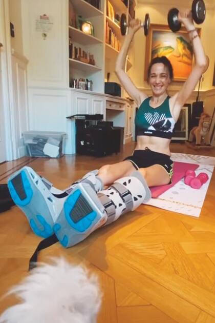 Cuando llegó de Estados Unidos, Verónica pasó meses en silla de ruedas sin poder apoyar sus pies. Después, se puso a hacer gimnasia en su casa.