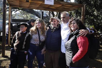 Cuando lo identifican, muchos fanáticos se acercan para pedirle una postal