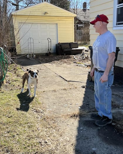 Cuando los bomberos apagaron el incendio, Ace -el perro de Taylor- comenzó a mostrarse inquieto.