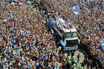 Cuando los campeones del mundo llegaron a la Argentina, millones de personas salieron a la calle para celebrar con ellos