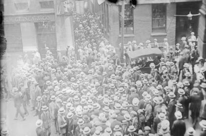 Cuando los ciudadanos supieron que se había abierto una investigación sobre la empresa de Ponzi, miles de inversores se movilizaron para intentar recuperar su dinero