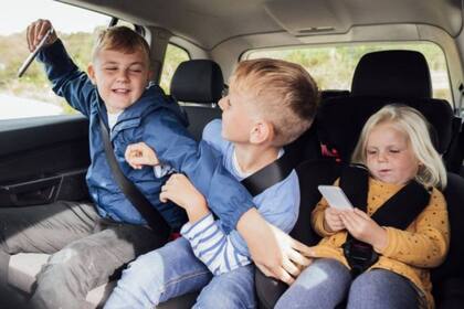 Cuando los niños más pequeños obtienen el permiso antes que un hermano mayor, eso puede hacer que el mayor sienta que las cosas no son justas. Eso crea conflicto