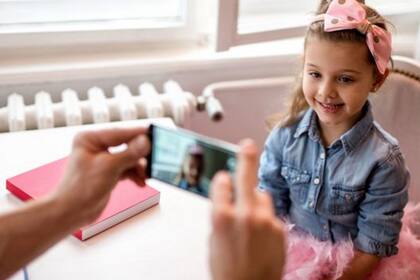 Cuando los niños son fotografiados constantemente, ¿afecta esto la forma en que graban sus recuerdos?